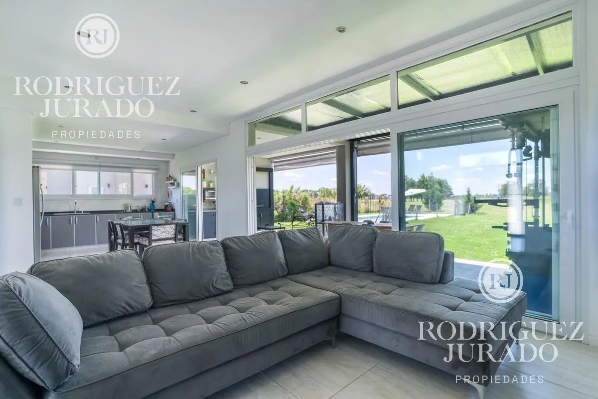 Casa en venta al golf Haras Santa Maria Escobar 2