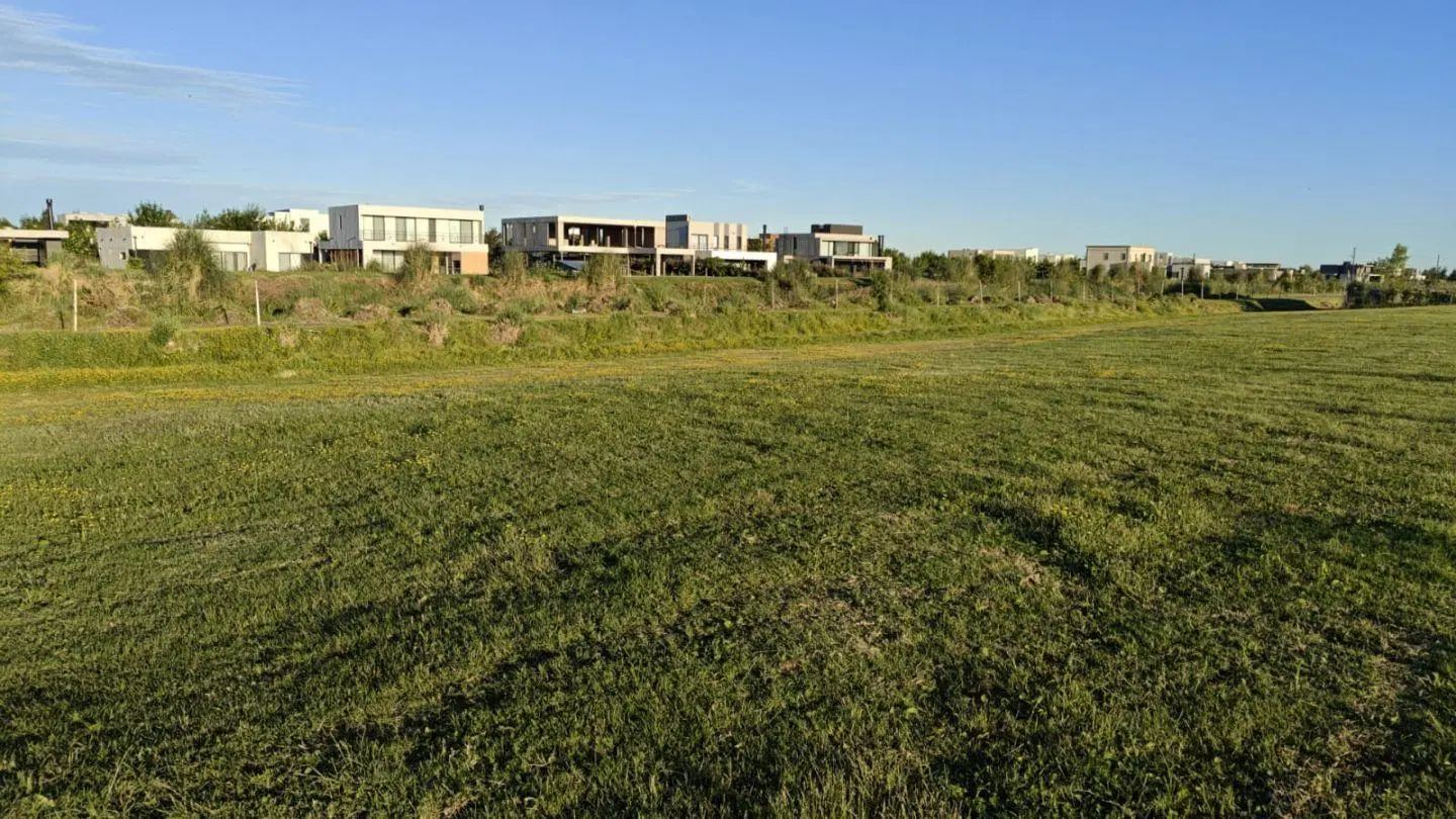 Lote en venta Naudir Escobar sin vecino al fondo 2