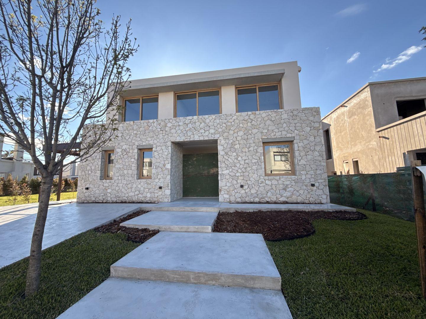 Foto de Casa a estrenar 4 dormitorios - Carpinchos, imagen 1