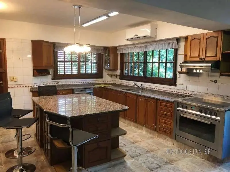 Casa de Categoría en Alquiler en Vicente López | 4 Dormitorios | Jardín, Pileta y Quincho USD 5.500 3