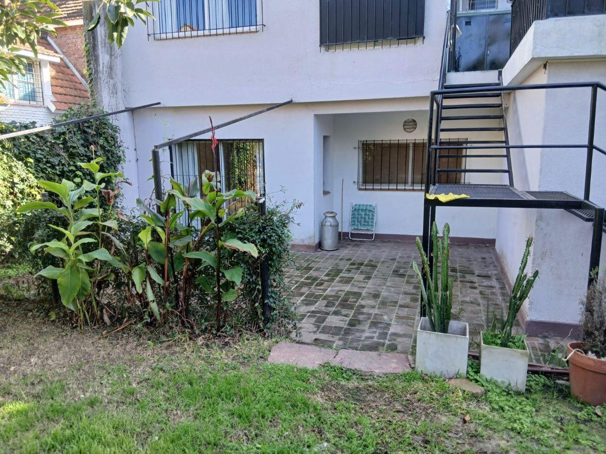 Foto de PH en alquiler en Olivos con jardín y pileta. Cochera descubierta., imagen 1