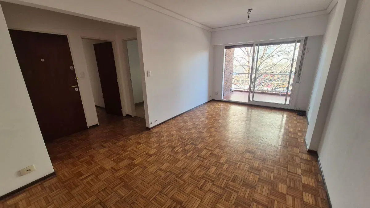 Lindísimo semipiso de 3 ambientes de 74m2 con amplio balcón al frente. Cocina con comedor diario y l 1