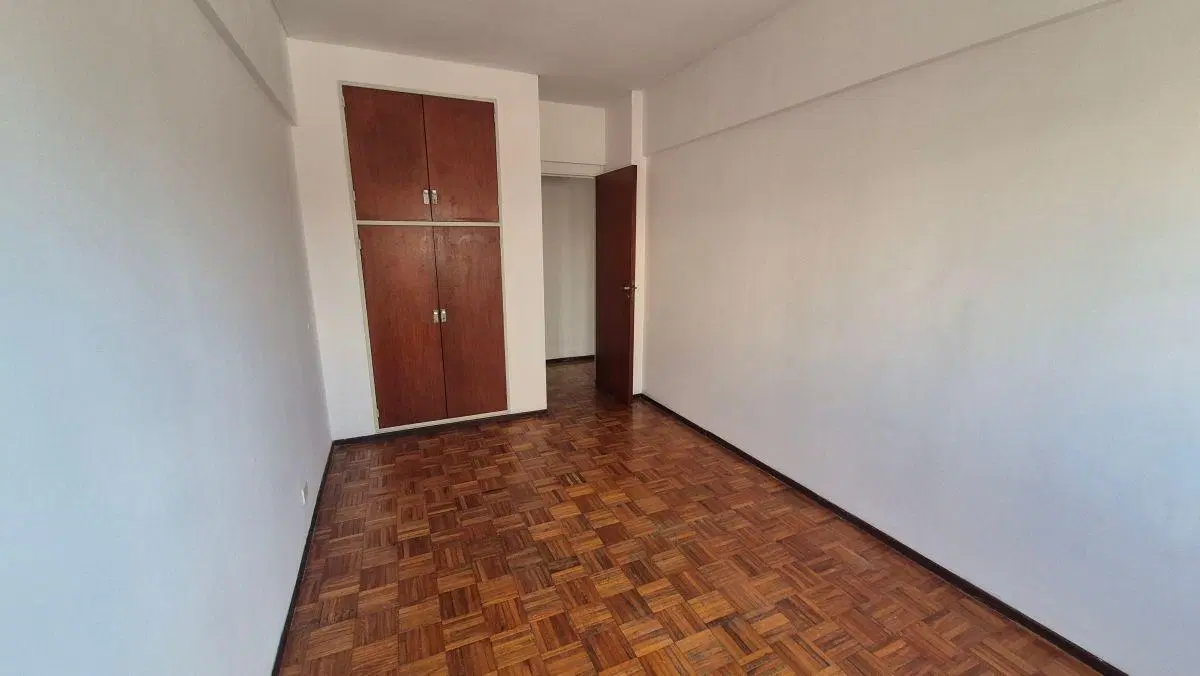 Lindísimo semipiso de 3 ambientes de 74m2 con amplio balcón al frente. Cocina con comedor diario y l 3