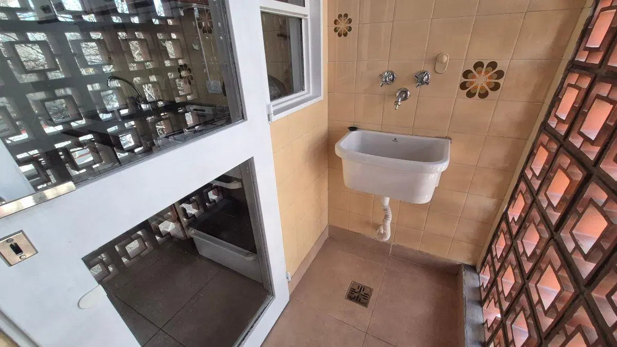 Lindísimo semipiso de 3 ambientes de 74m2 con amplio balcón al frente. Cocina con comedor diario y l 2