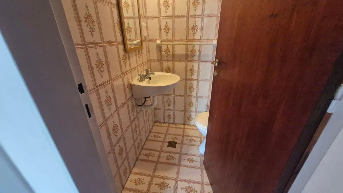 Lindísimo semipiso de 3 ambientes de 74m2 con amplio balcón al frente. Cocina con comedor diario y l 5