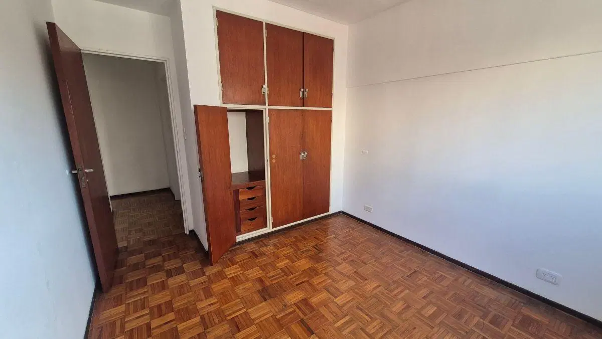 Lindísimo semipiso de 3 ambientes de 74m2 con amplio balcón al frente. Cocina con comedor diario y l 8