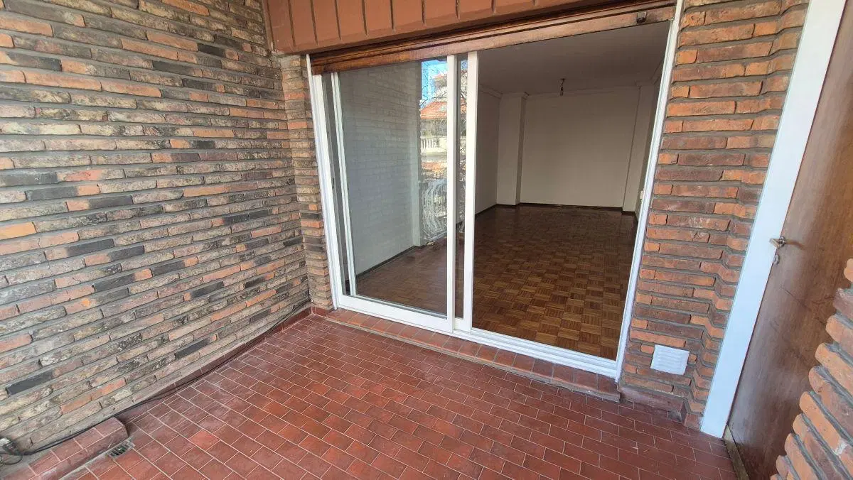 Lindísimo semipiso de 3 ambientes de 74m2 con amplio balcón al frente. Cocina con comedor diario y l 4