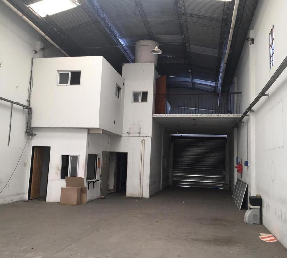 Excelente Deposito en VENTA con Local al frente