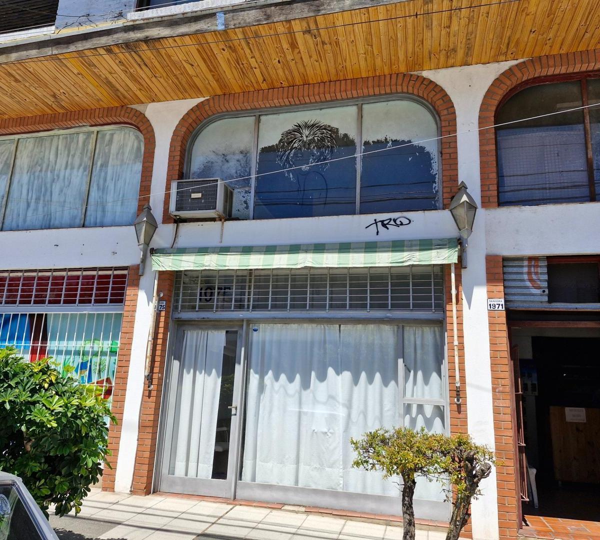 Local con entrepiso cerca Av. Fleming