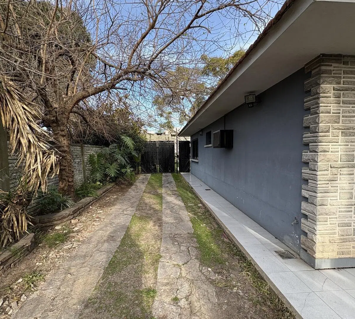 Casa de 4 Ambientes con Jardín, Quincho y Garage Pasante – Apta Crédito 5