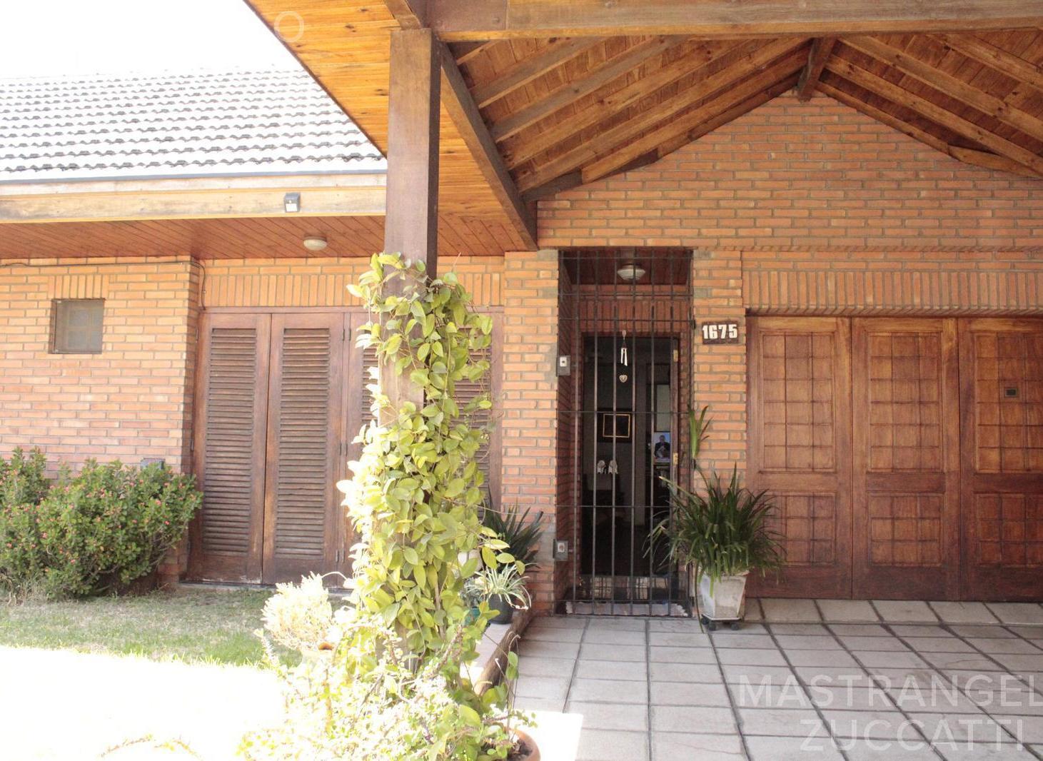 Foto de CASA EN BANFIELD OESTE | AMPLIOS AMBIENTES | JARDÍN Y COCHERA, imagen 1