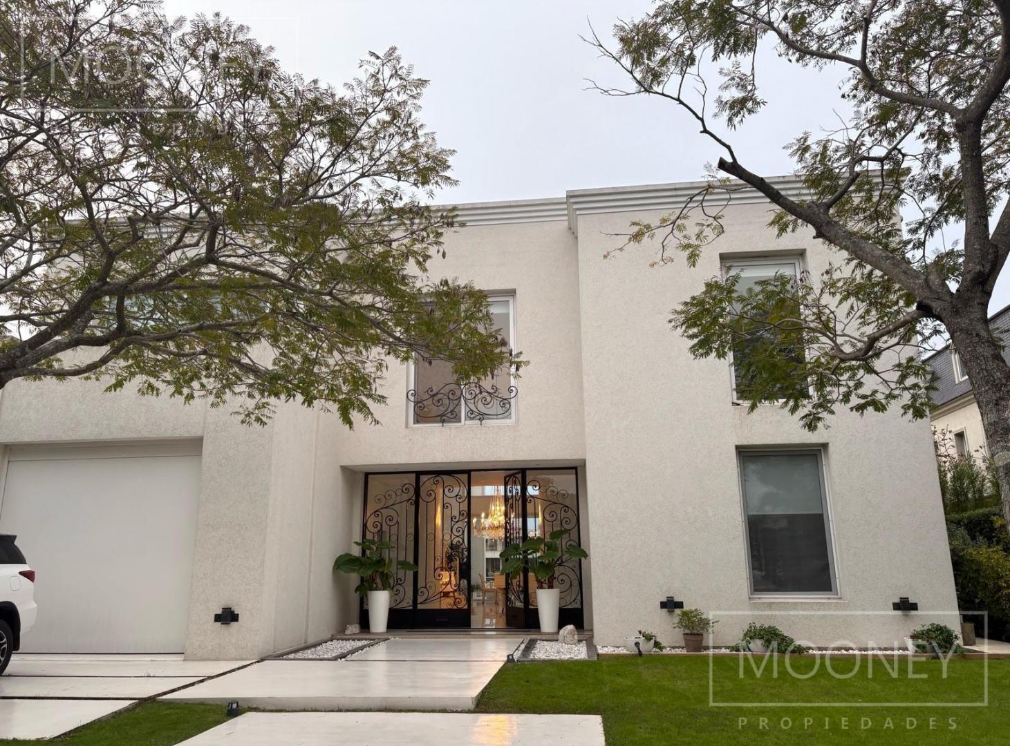 Imponente casa en Barrio El Golf