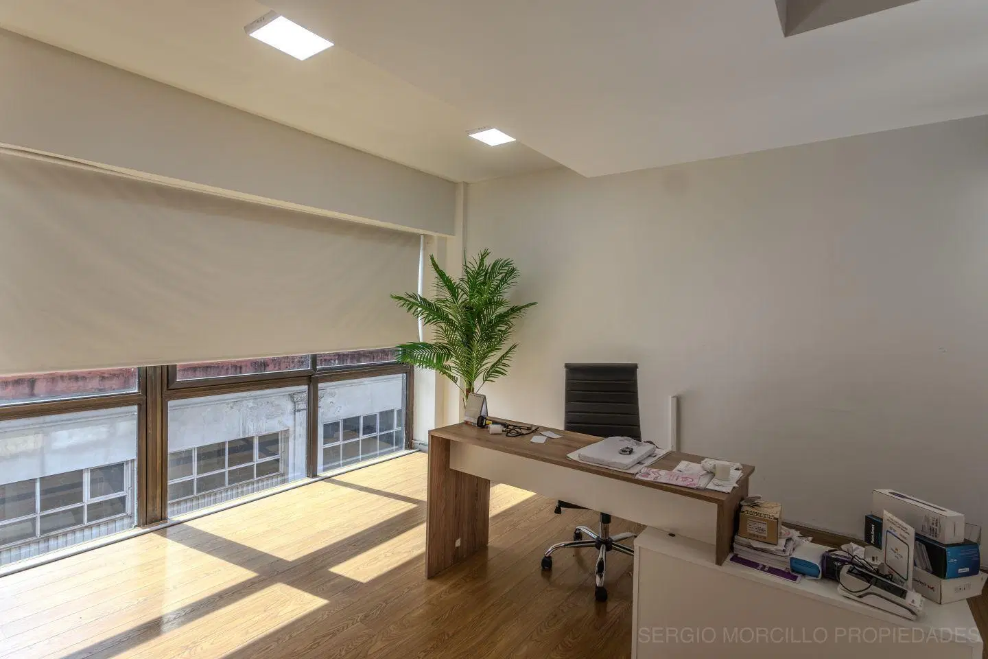 Oficina 5to piso al frente, todo sol y luz 163 m2 3