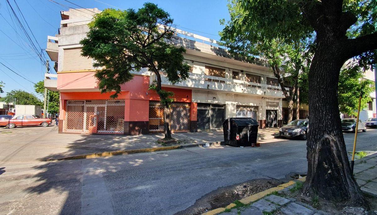 Chubut Esquina Iriarte. Dpto C/cochera y 3 Locales en Block 3