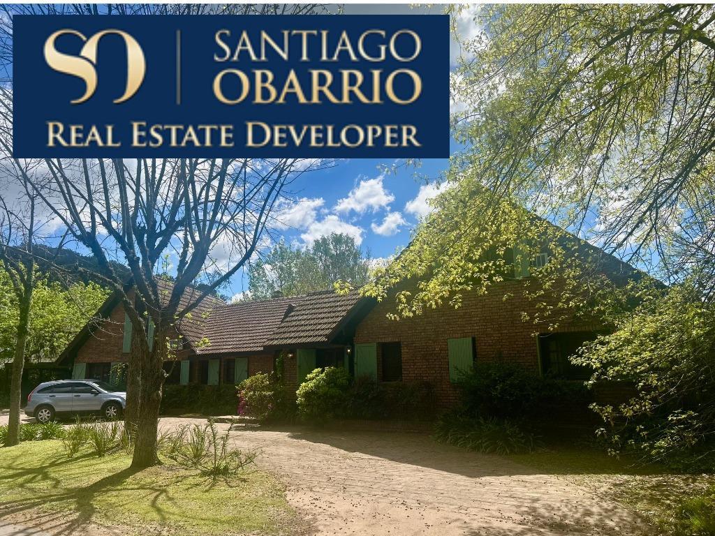 Muy linda casa (335 m2) de Estilo Inglés