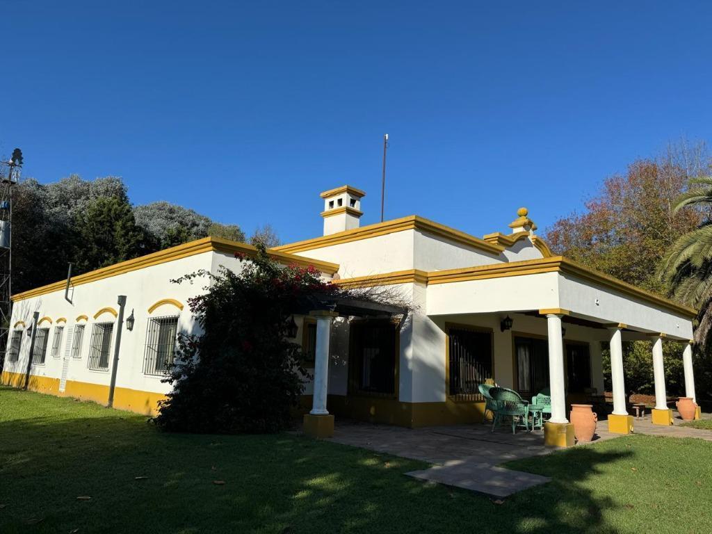 Muy linda casa colonial sobre una chacra de 3,6 hectáreas