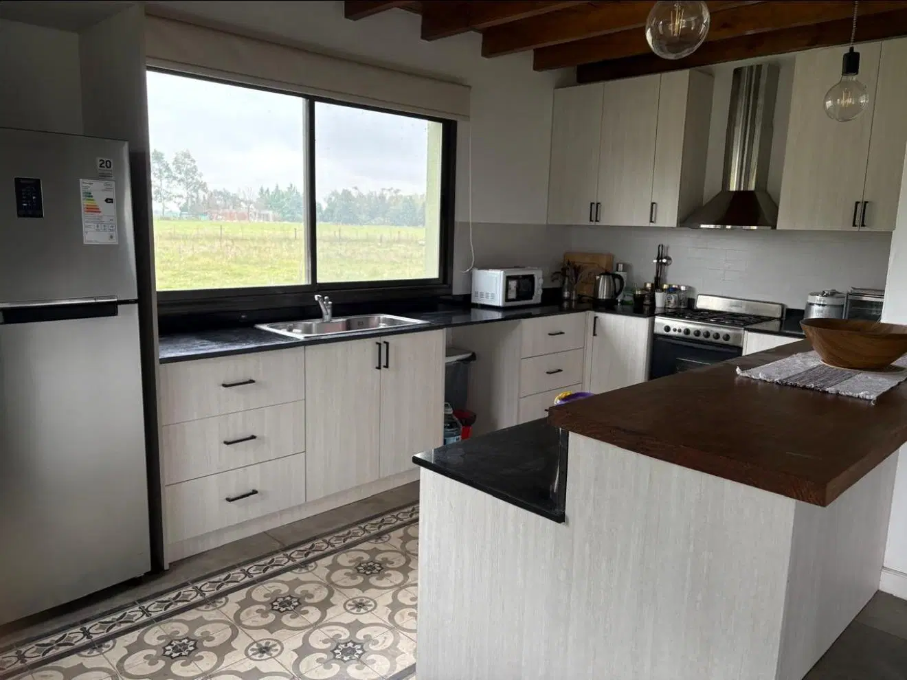 Impecable casa de campo en estancia Benquerencia
Compuesta de living comedor con cocina incorporada, 5