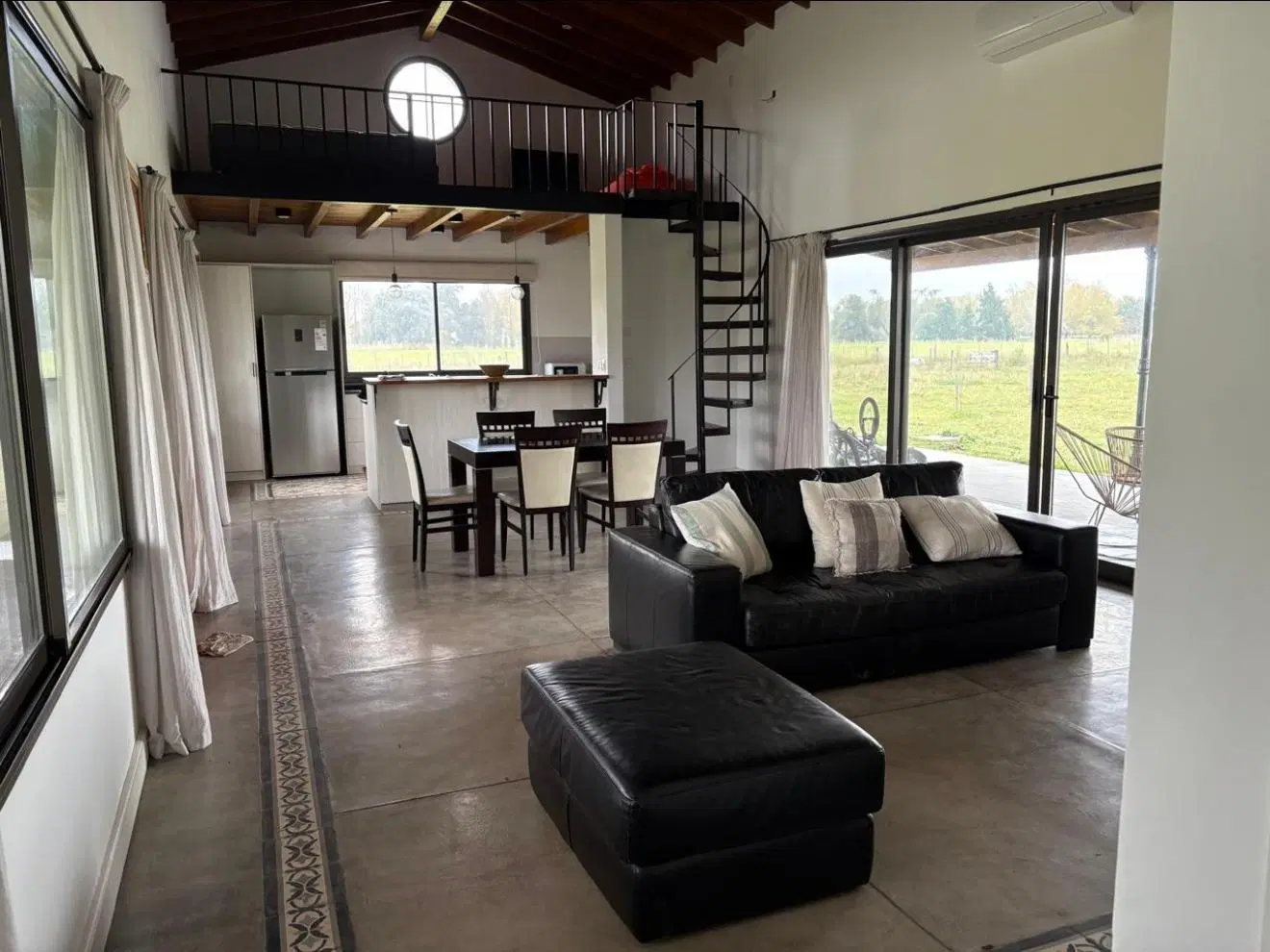 Impecable casa de campo en estancia Benquerencia
Compuesta de living comedor con cocina incorporada, 2