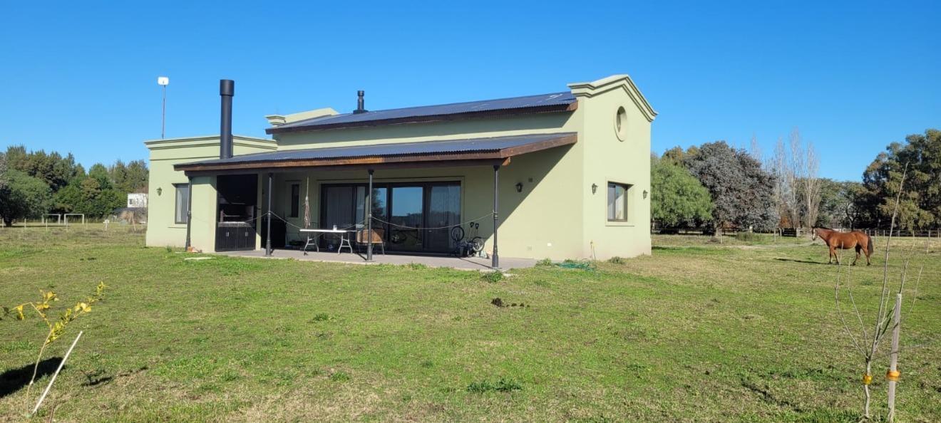 Impecable casa de campo en estancia Benquerencia
Compuesta de living comedor con cocina incorporada,