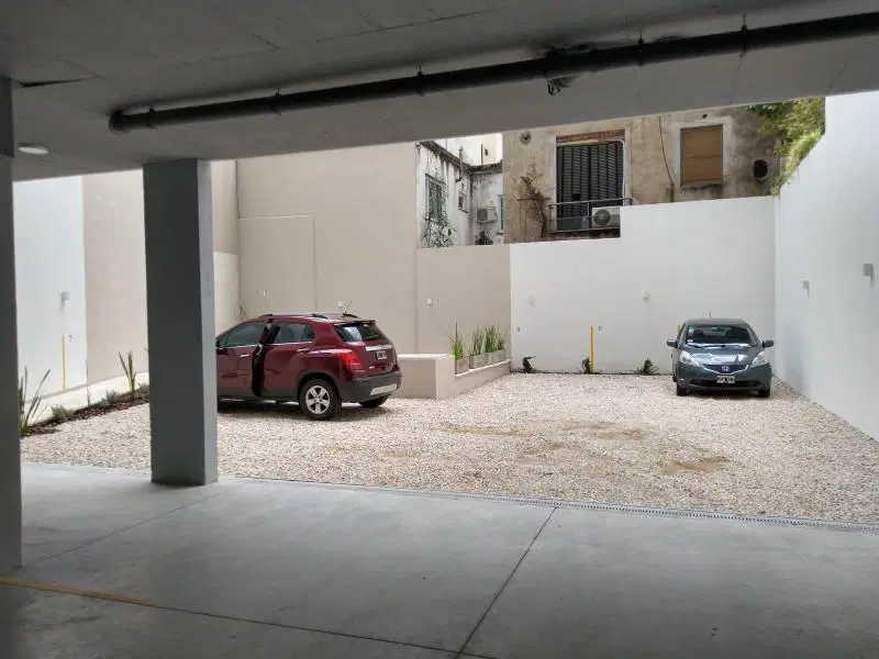 Excelente 2 ambientes - Con cochera fija descubierta - Frente - Muy Luminoso 2