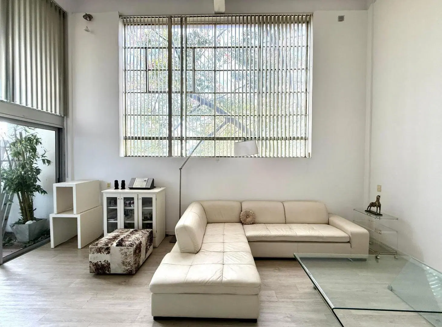 Departamento loft en venta con 2 dormitorios y cocheras en Martinez 1