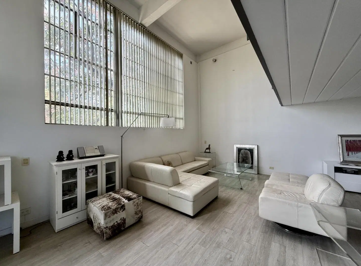 Departamento loft en venta con 2 dormitorios y cocheras en Martinez 3