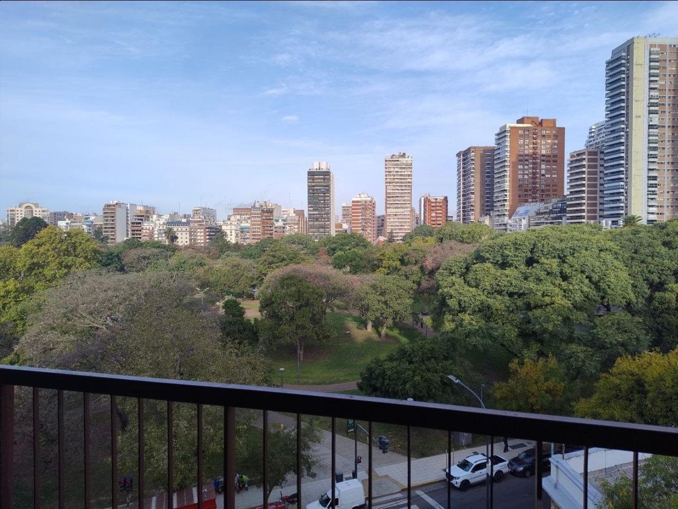 Impecable semipiso con cochera y baulera frente a Parque Las Heras