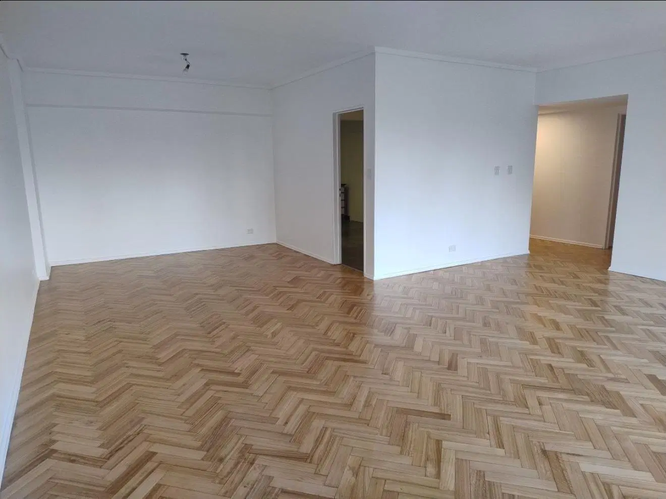 Impecable semipiso con cochera y baulera frente a Parque Las Heras 2