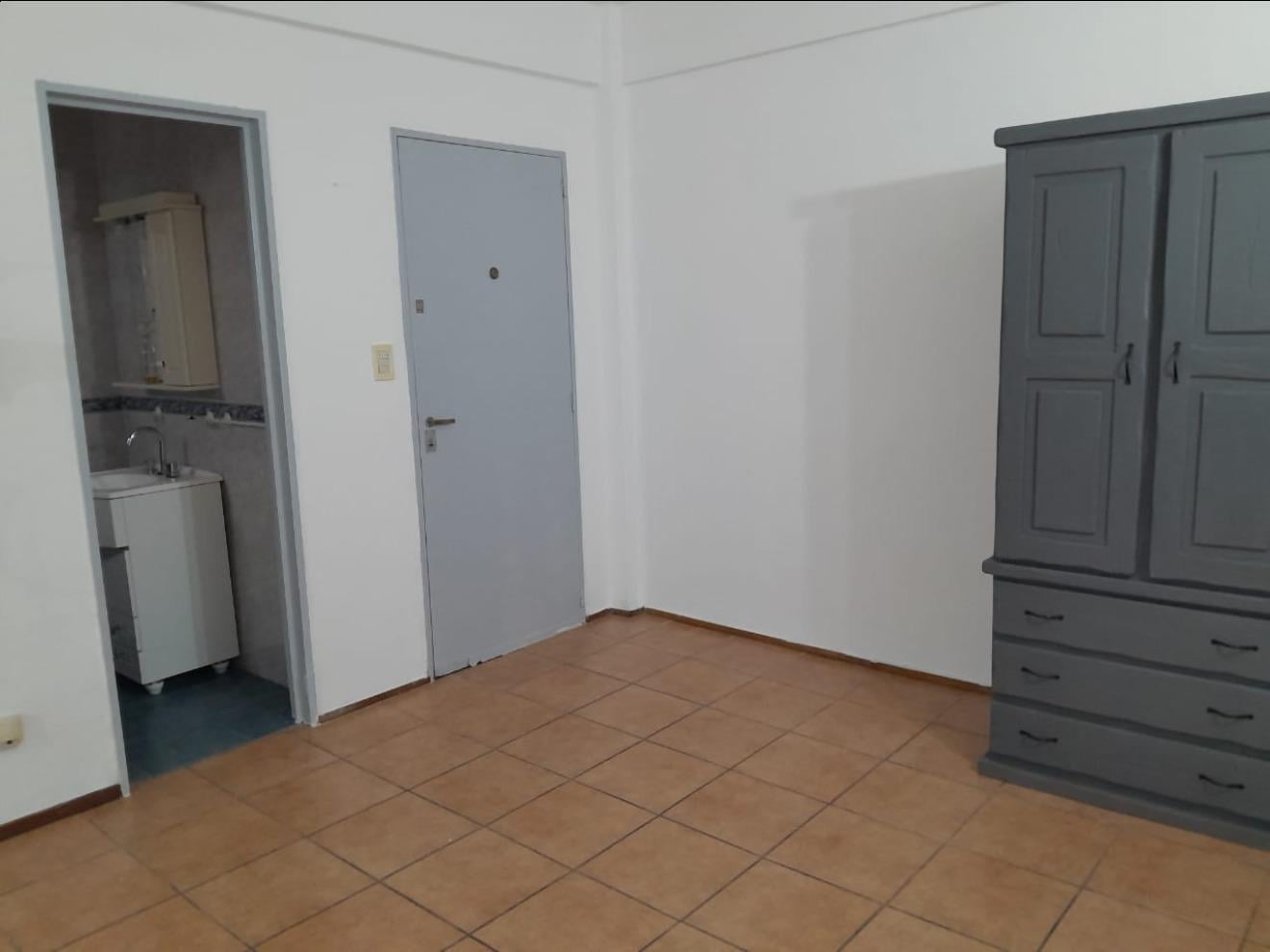 Foto de Agradable monoambiente - 2do piso por escalera, imagen 2
