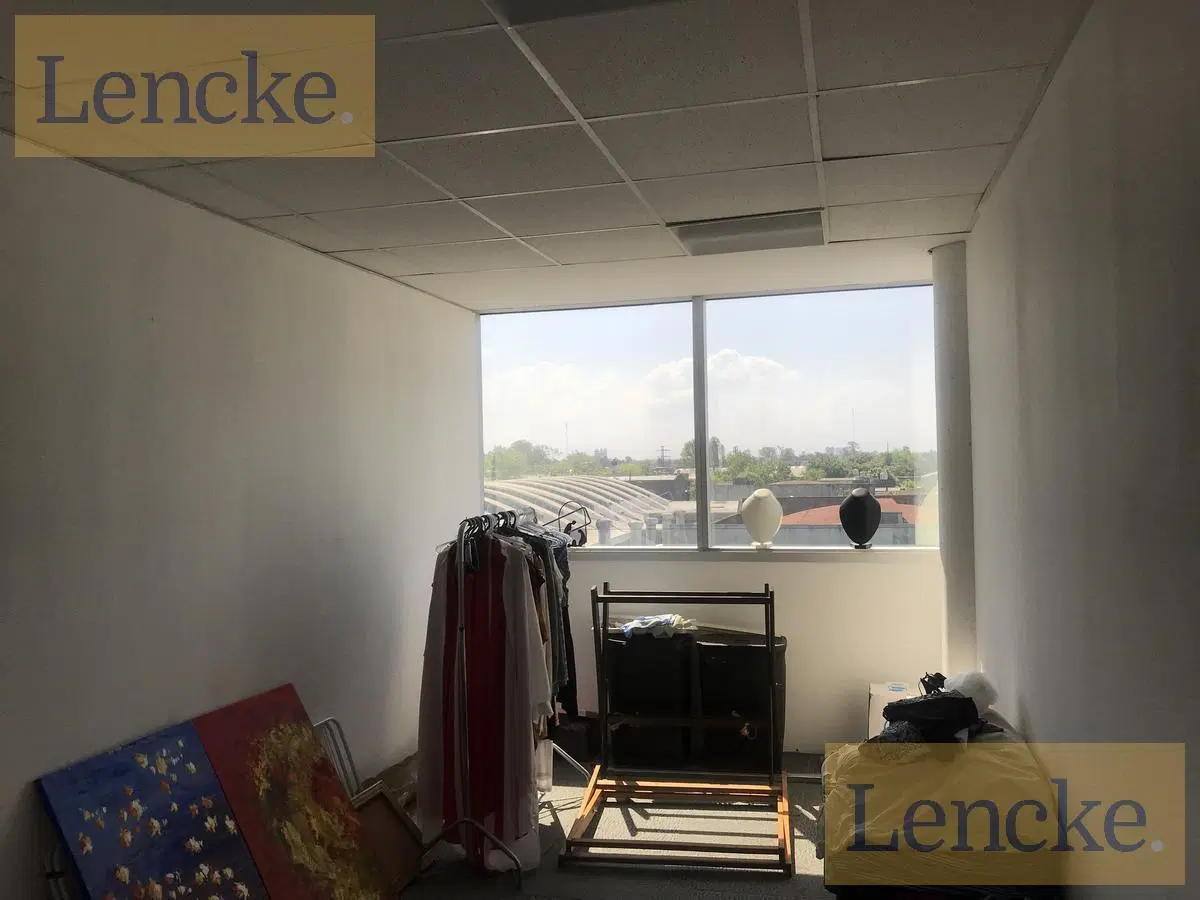 Lencke Vende - Excelente oficina c/4 cocheras, se recibe bien en parte de pago 4