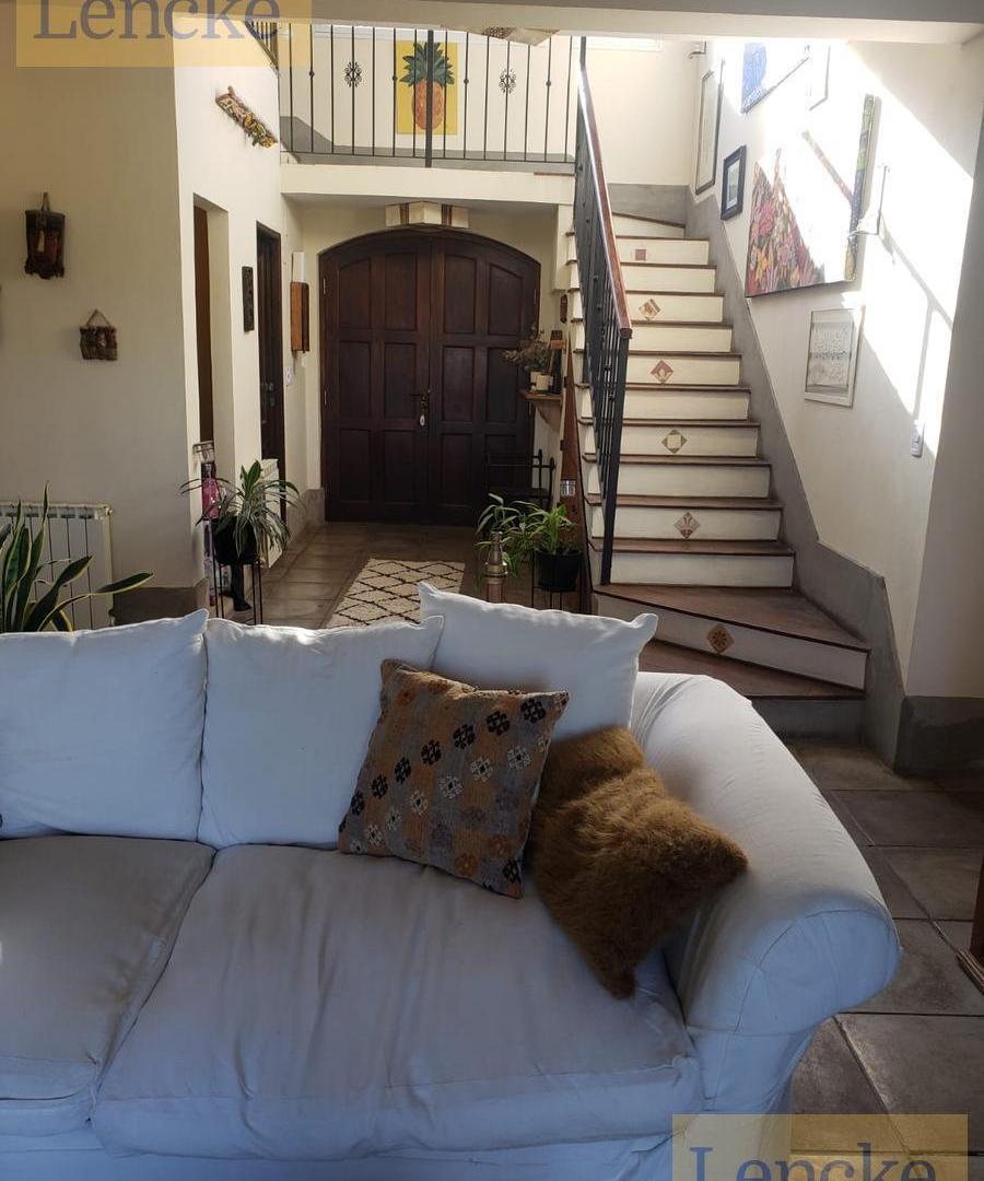 Casa a la laguna con vistas unicas, 4 dormitorios, pileta, gran parque