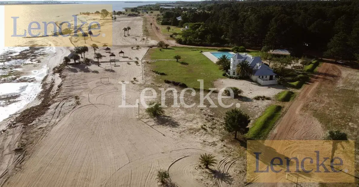Venta de Lote en Barrio Privado El Faro de Carmelo, 9631 m2 en primera fila frente a la playa. 2