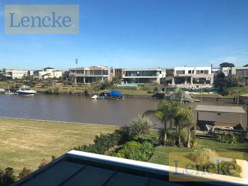 Excelente casa moderna en Albanueva, como nueva, gran calidad, pileta, amarra frente al rio 8