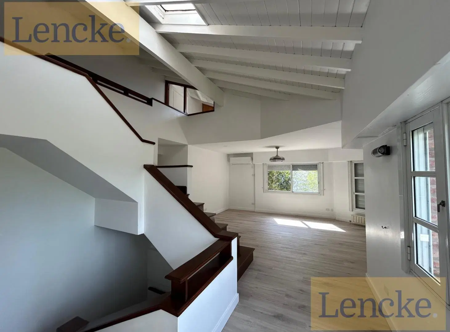 Lencke Vende - Residencia con frente al rio en Bahia del Sol de 612 m2 cubiertos, reciclada 5