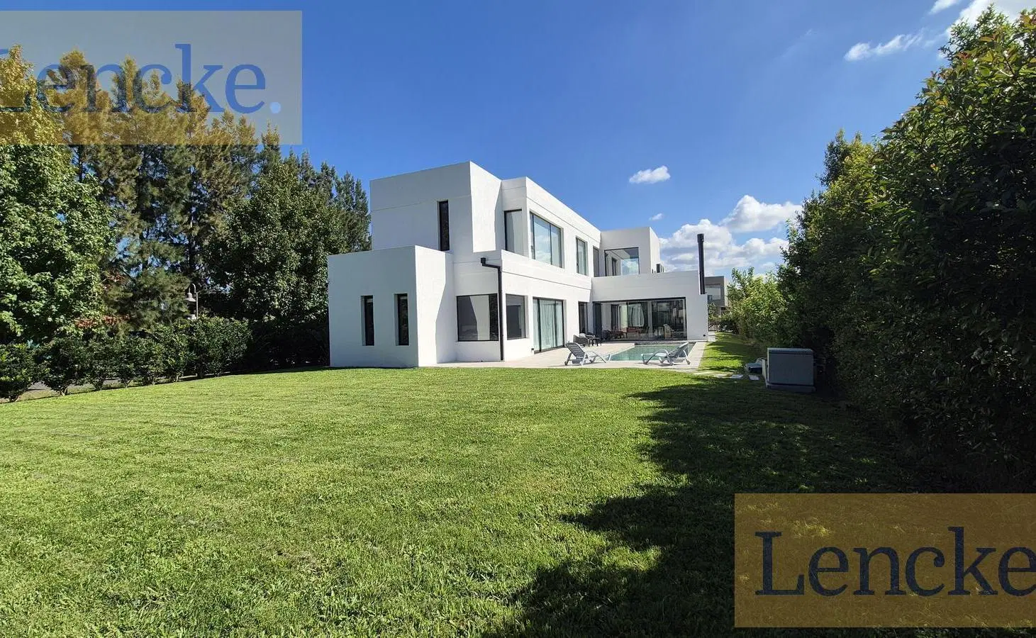 Unica casa de diseño casi a estrenar en Albanueva, 5 dormitorios, en venta 2