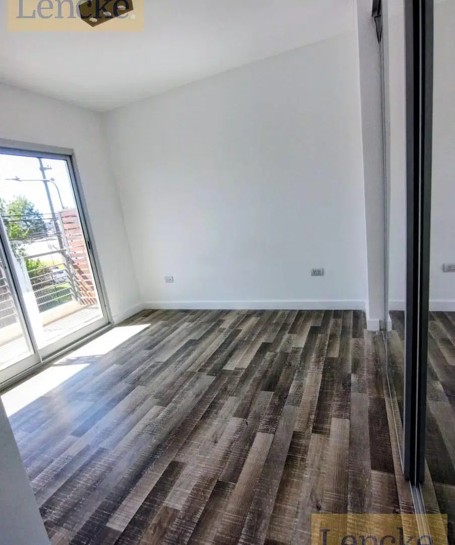 Amplio departamento en venta en Tigre, 2 dormitorios, balcón con parrilla, cochera 8