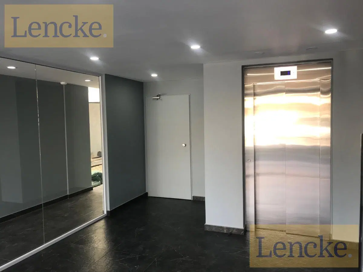 Lencke vende - muy buena cochera a 1 cuadra de Av. Maipú 2
