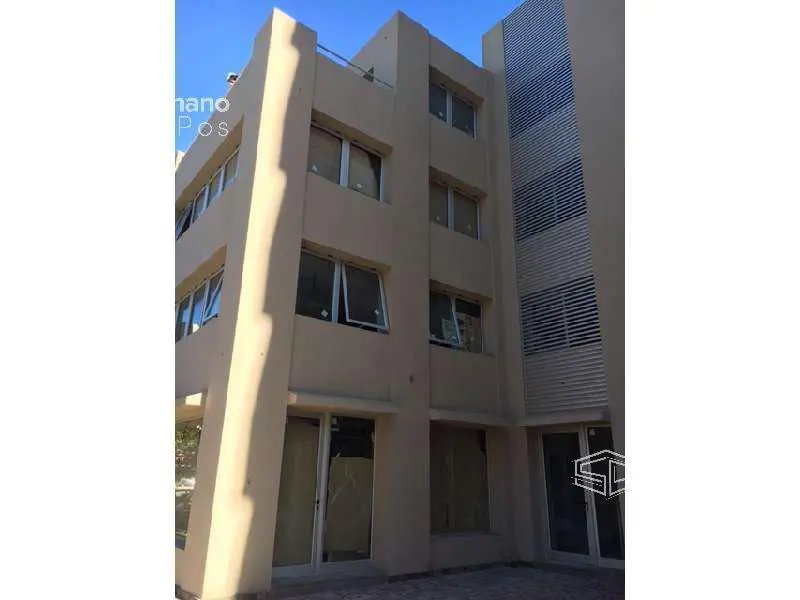 Oficinas con local comercial a metros de Av. Sta. Fe 3