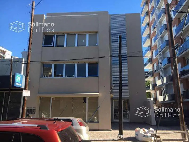 Oficinas con local comercial a metros de Av. Sta. Fe 2