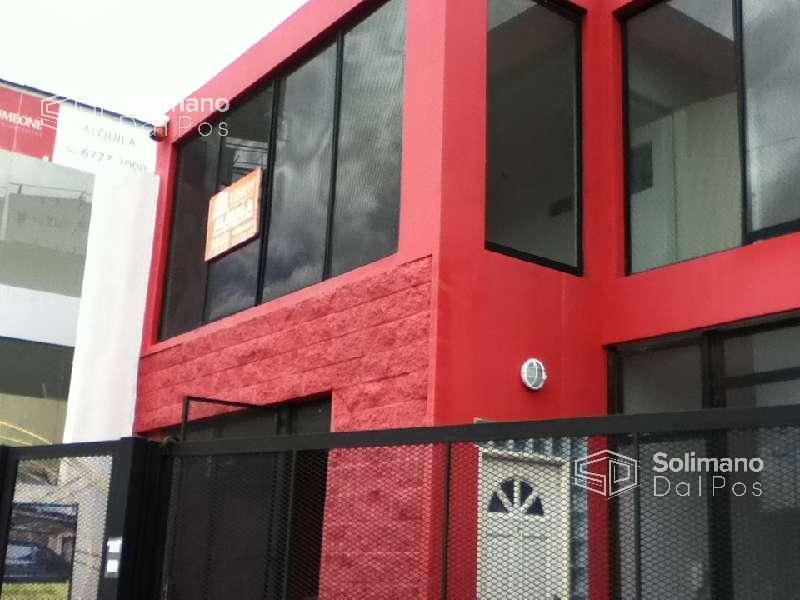 Excelente Local de 171 m Cub Mas Terraza Libre de 70 m en Villa Adelina 4