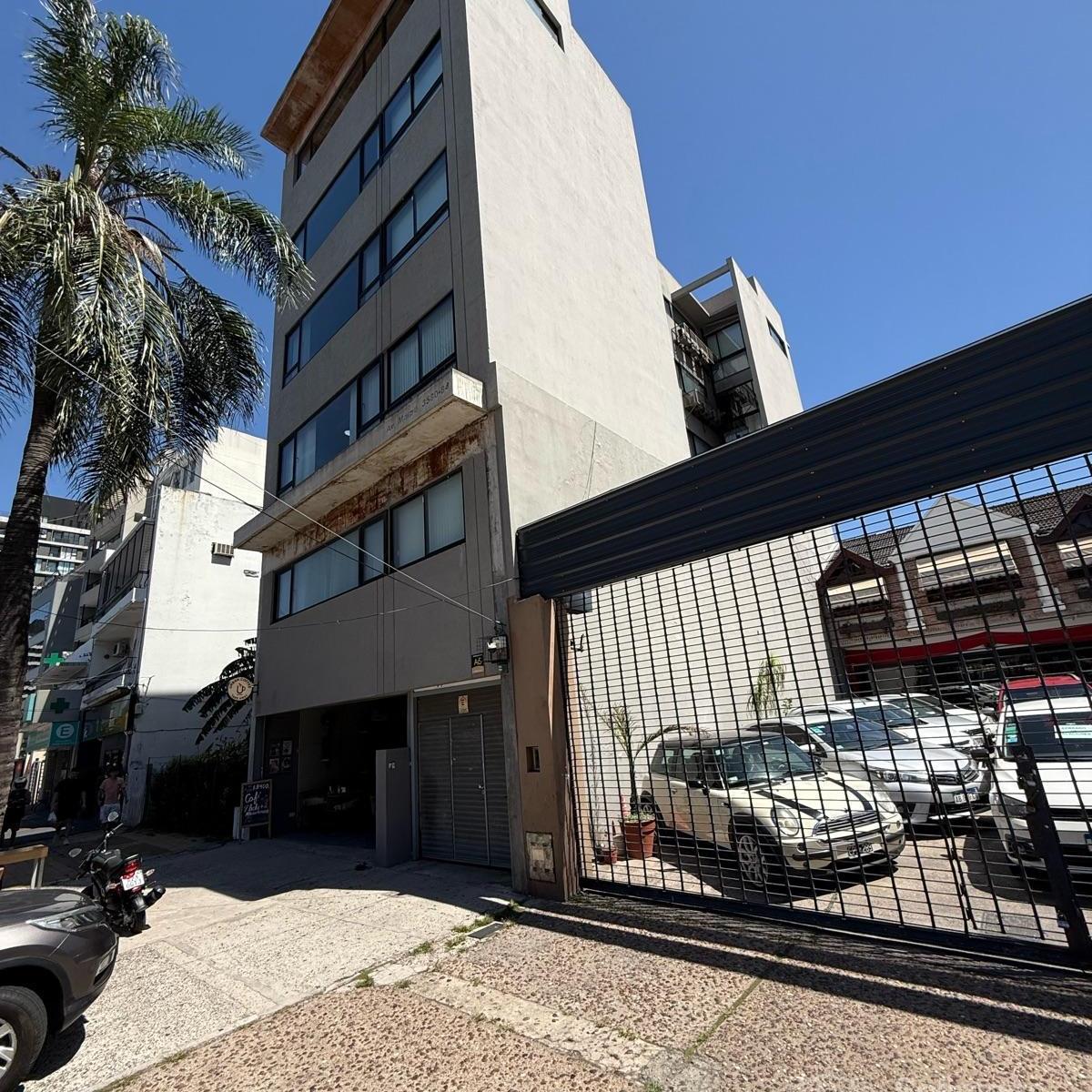 Oficina en La Lucila - Luminosa con Local Gastronomico Abajo 3