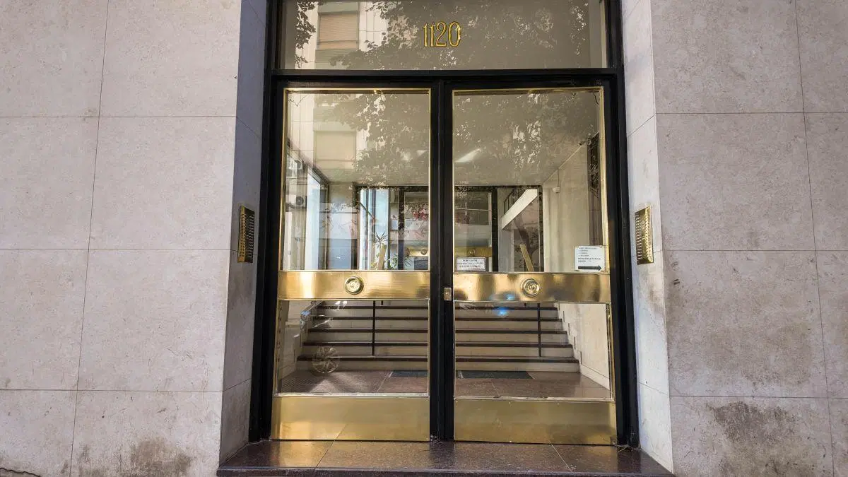 VENTA SEMI PISO EDIFICIO TORRE SUDAMERICA - PISO ALTO CON COCHERA Y BAULERA 1