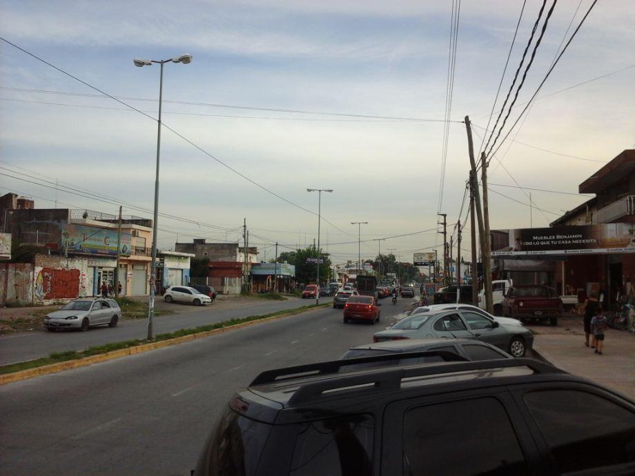 Losa sobre Av Eva Peron Libertad: 2 Locales - 1 Garage - espacio libre