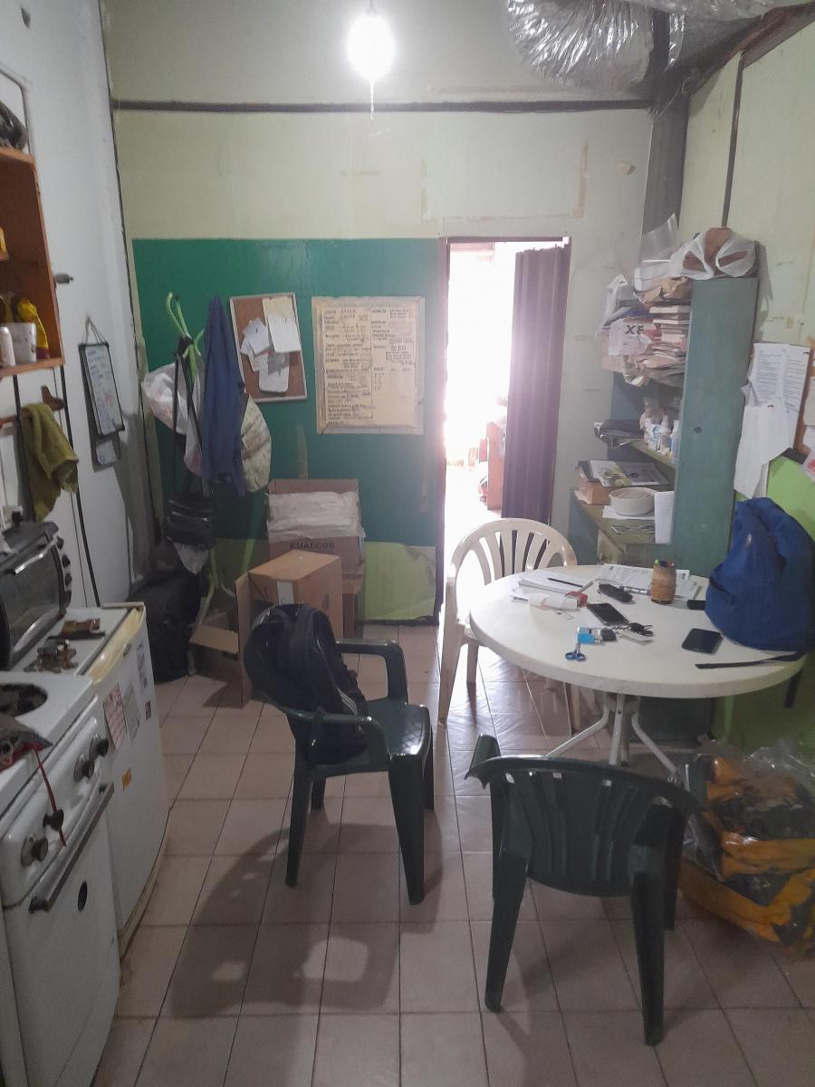 Vende losa:  3 Locales a mts de El Pinito Libertad Merlo