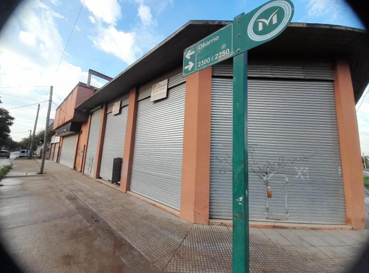 Vende Importante Inmueble Comercial en Barrio Nuevo calle principal