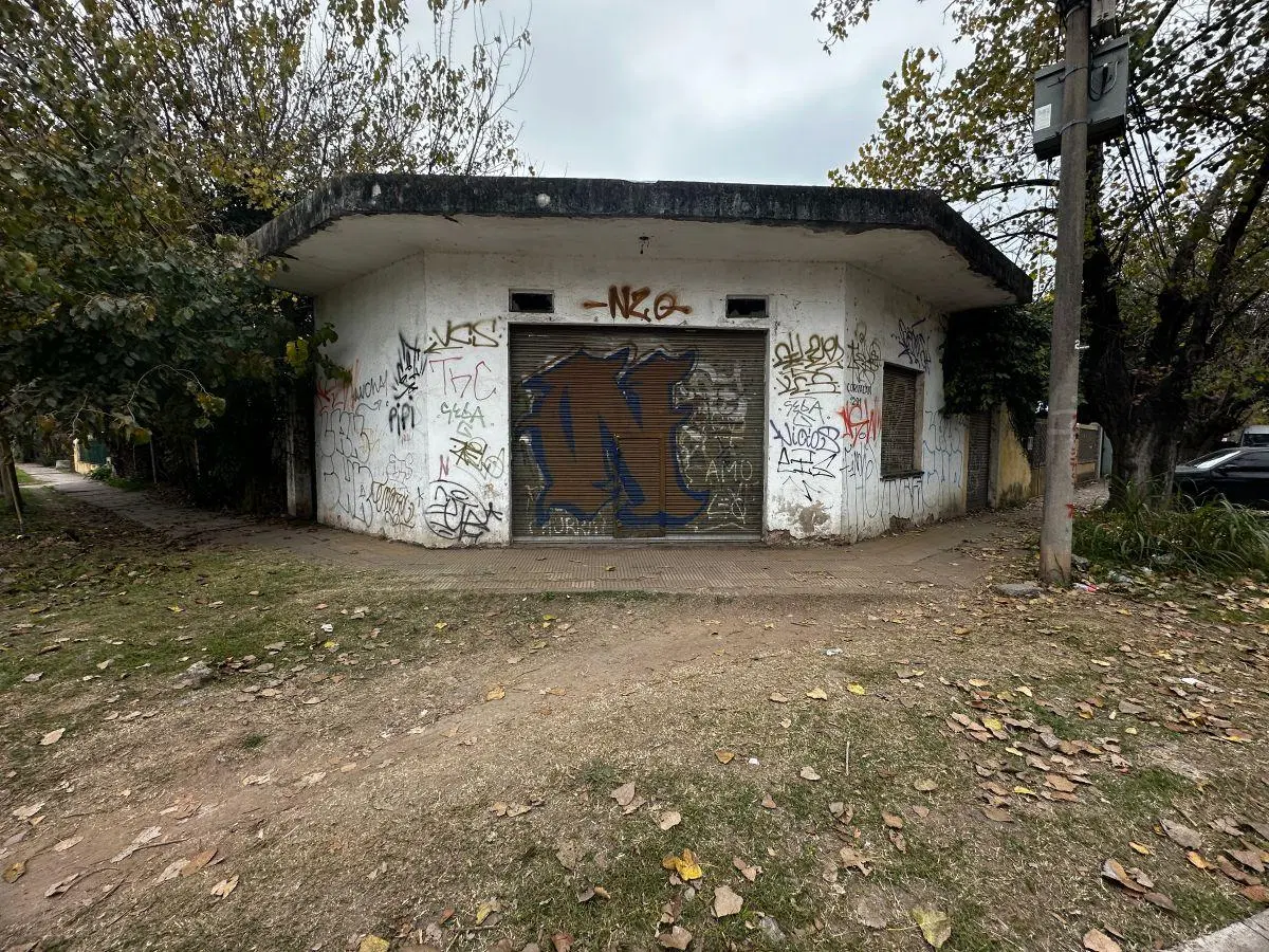 Terreno en venta con local comercial Moreno 4