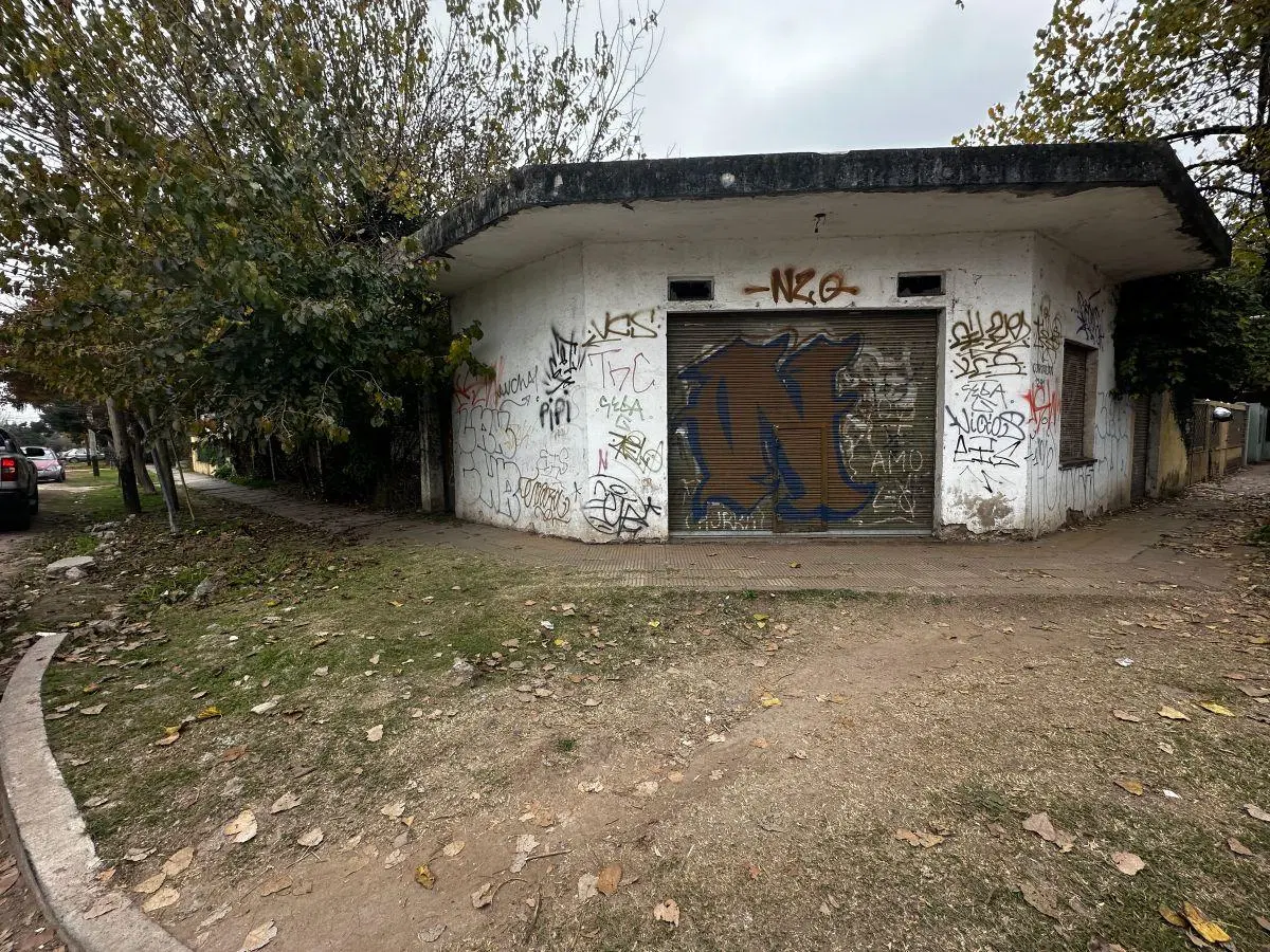 Terreno en venta con local comercial Moreno 3