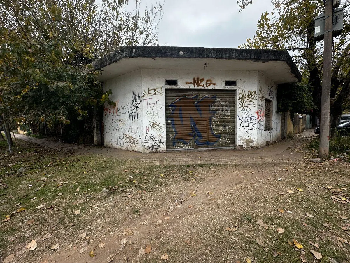 Terreno en venta con local comercial Moreno 5
