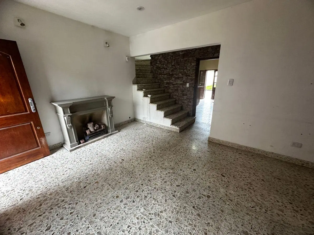 Casa en alquiler con 4 dormitorios, cochera y pileta en Moreno 5