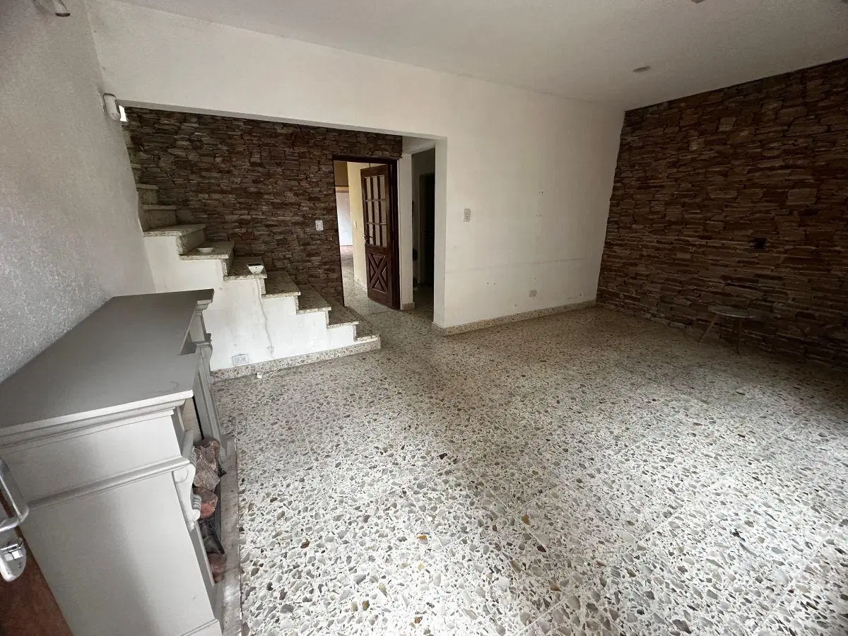 Casa en alquiler con 4 dormitorios, cochera y pileta en Moreno 4